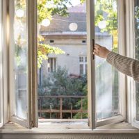 Should I keep the windows and doors closed when using an air purifier?